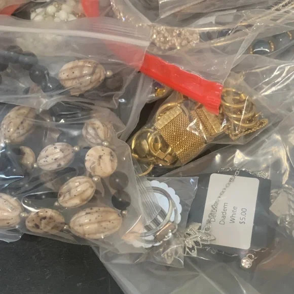 PM #A Vintage to now pre bagged jewelry and accessories grab bag - Picture 6 of 7